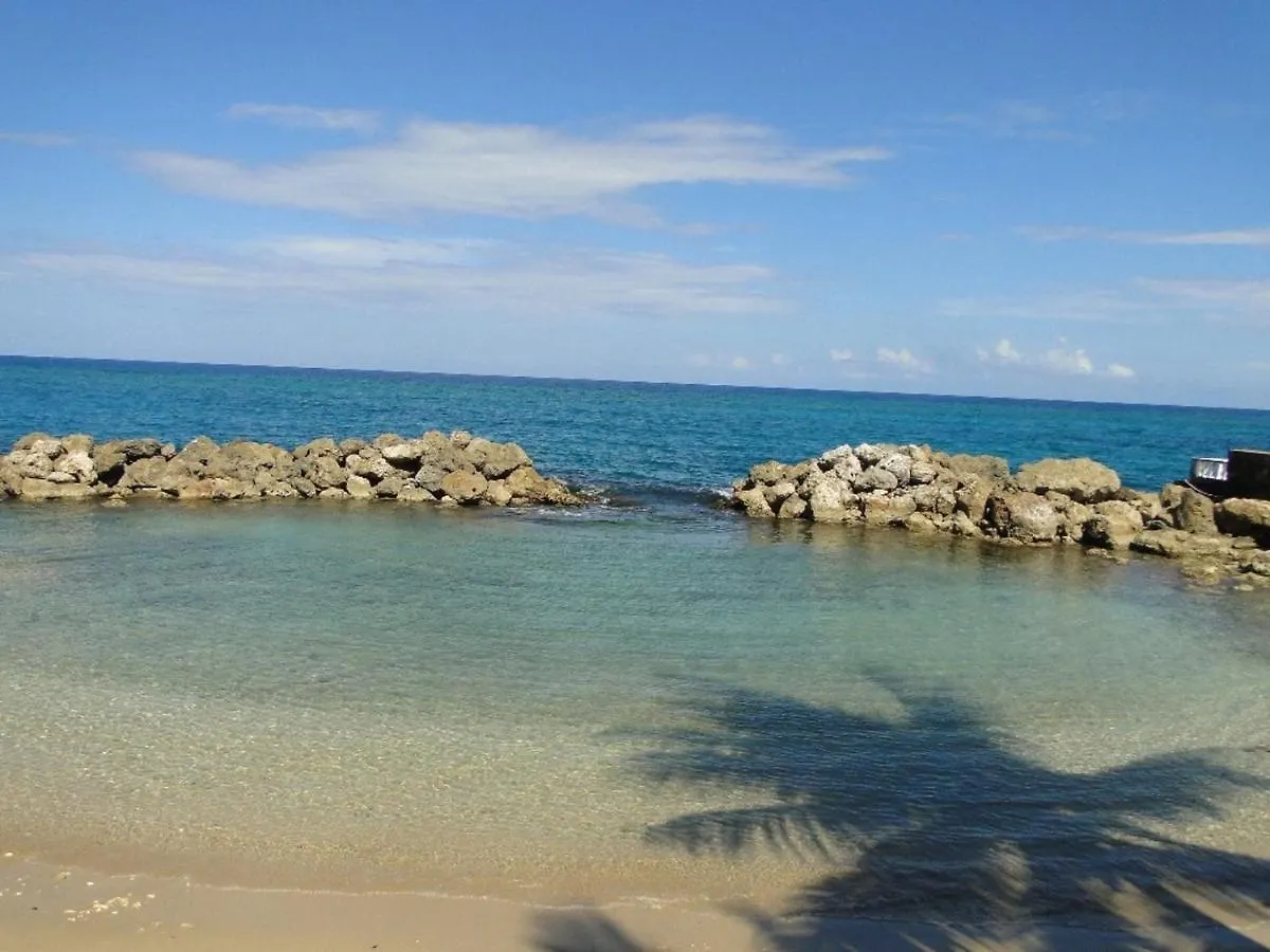Chrisanns Paradise Suite By The Ocean - Apt#9 Ocho Rios Apartment